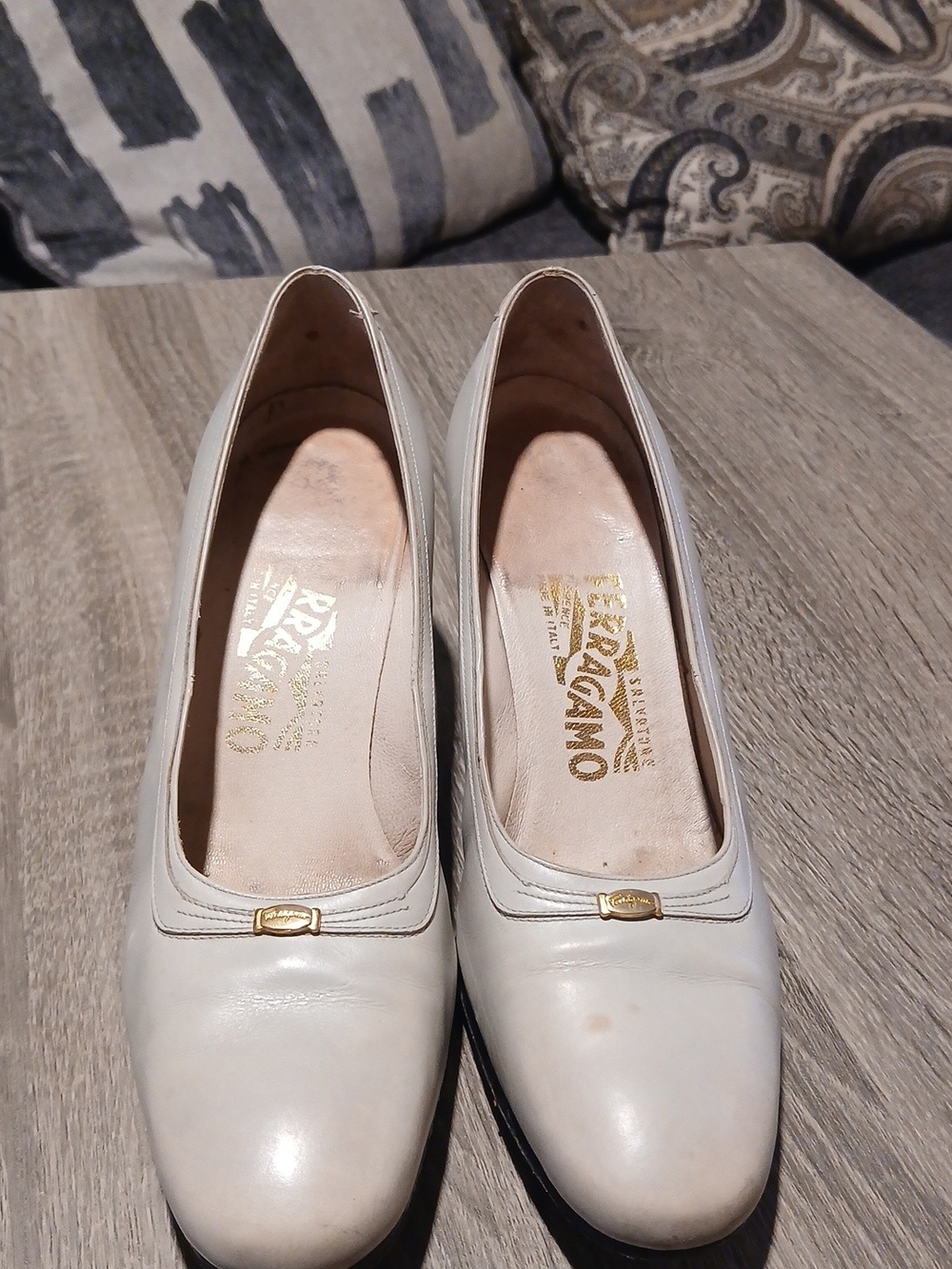 Vintage Salvatore Ferragamo Cream Leather Pumps Gold Hardware Size 8